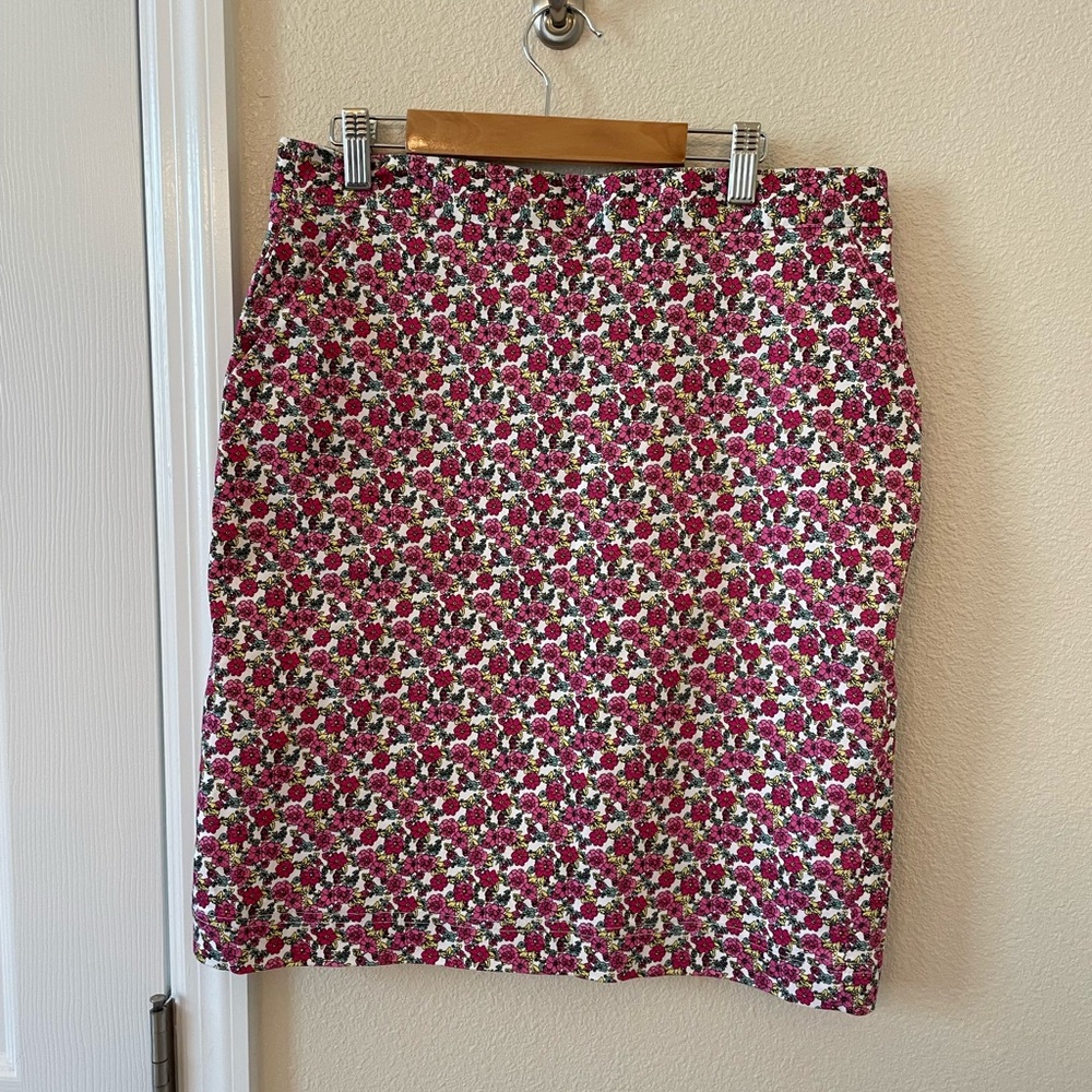 New Brooks Brothers skirts with pockets on the side. Size 6 flower print.